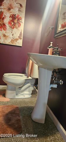 5021 Hunters Point Cir, Louisville, KY 40216