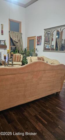 5021 Hunters Point Cir, Louisville, KY 40216