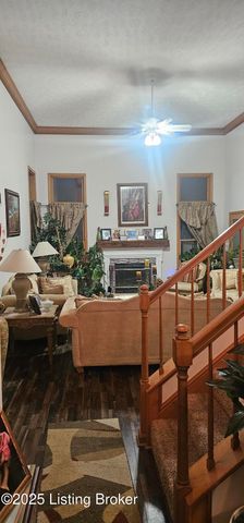 5021 Hunters Point Cir, Louisville, KY 40216