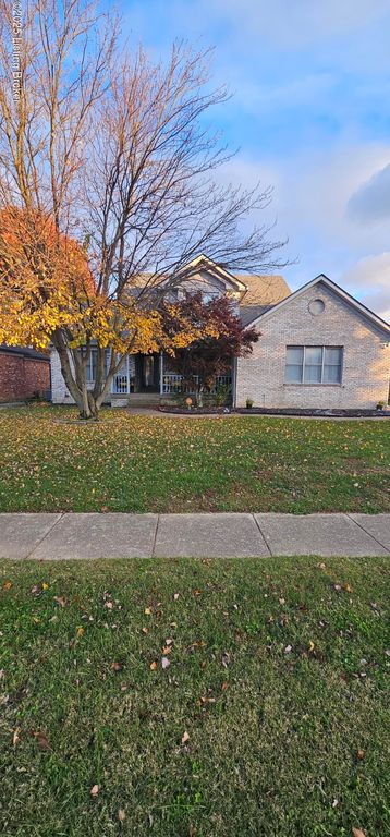 5021 Hunters Point Cir, Louisville, KY 40216