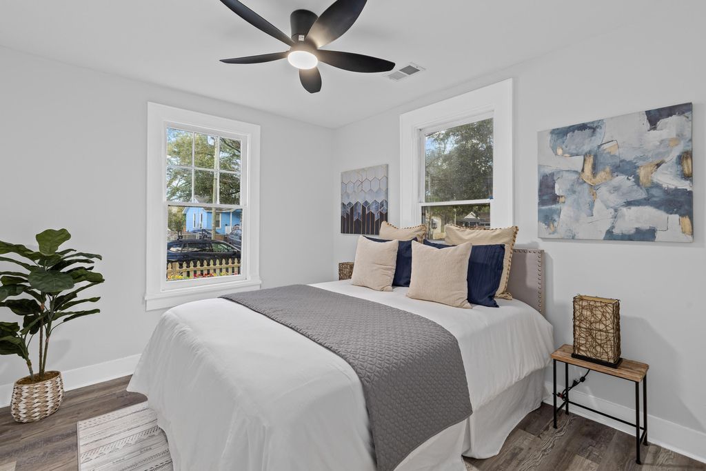 Image 11 of property listing at 2718 E Surrey Drive, North Charleston, SC 29405