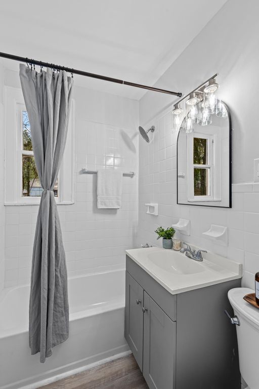 Image 13 of property listing at 2718 E Surrey Drive, North Charleston, SC 29405