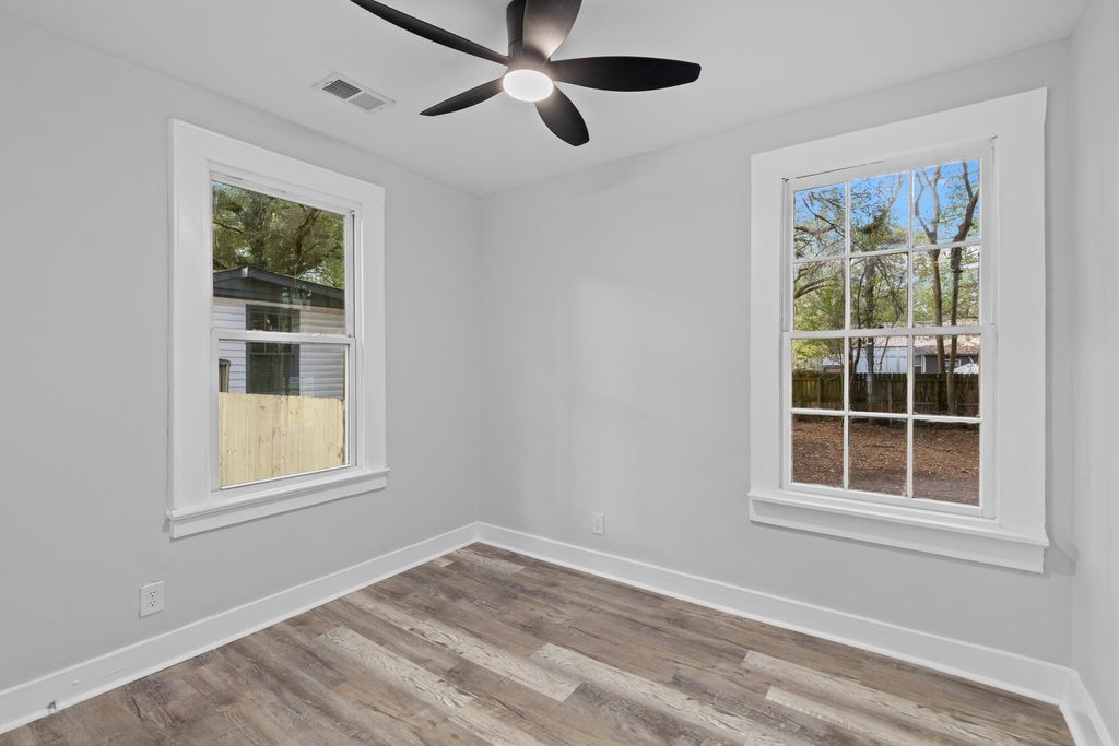 Image 14 of property listing at 2718 E Surrey Drive, North Charleston, SC 29405