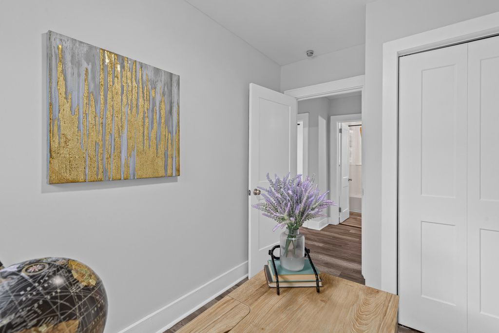 Image 17 of property listing at 2718 E Surrey Drive, North Charleston, SC 29405