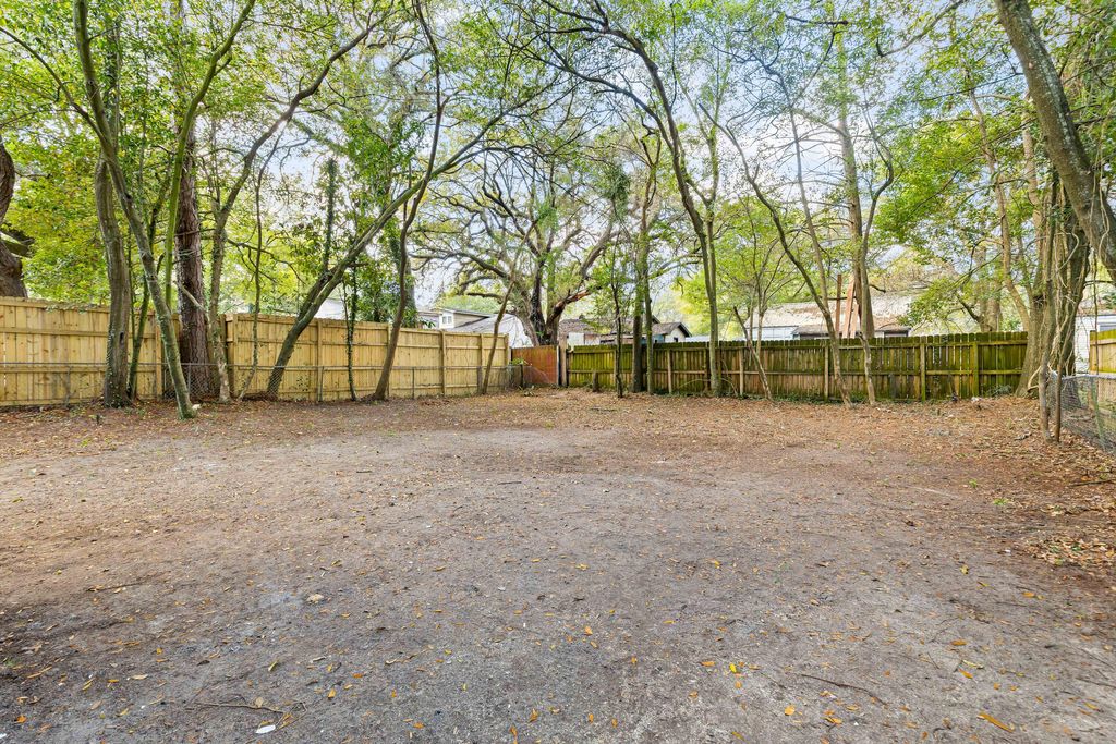 Image 19 of property listing at 2718 E Surrey Drive, North Charleston, SC 29405