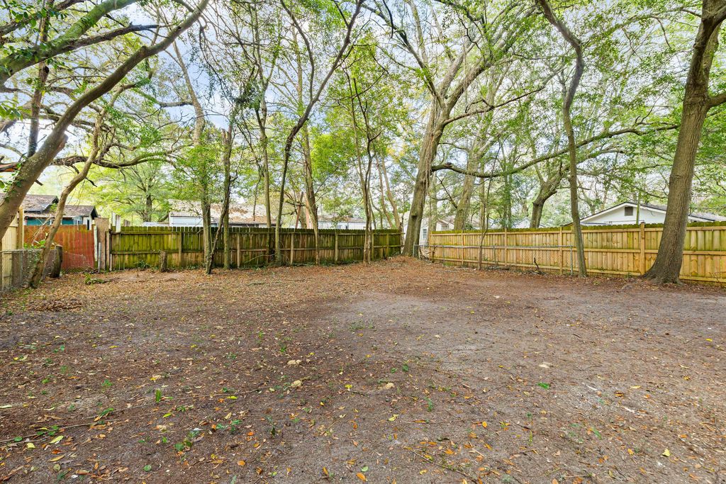 Image 20 of property listing at 2718 E Surrey Drive, North Charleston, SC 29405