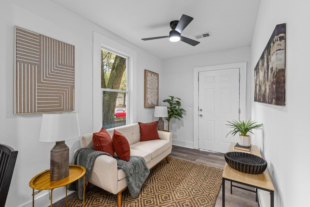 Image 6 of property listing at 2718 E Surrey Drive, North Charleston, SC 29405