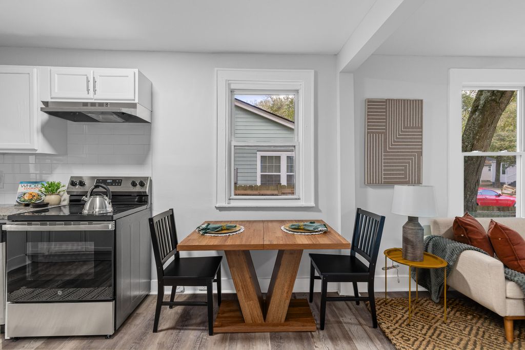 Image 7 of property listing at 2718 E Surrey Drive, North Charleston, SC 29405