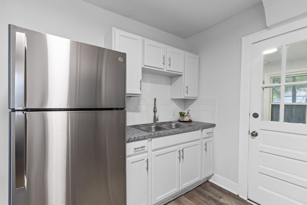 Image 9 of property listing at 2718 E Surrey Drive, North Charleston, SC 29405