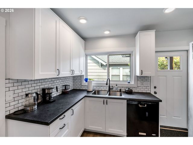 -1 Se MAIN St, Portland, OR 97215
