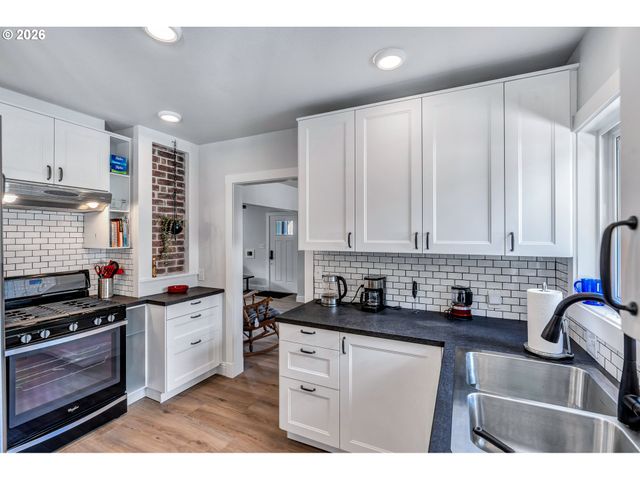 -1 Se MAIN St, Portland, OR 97215