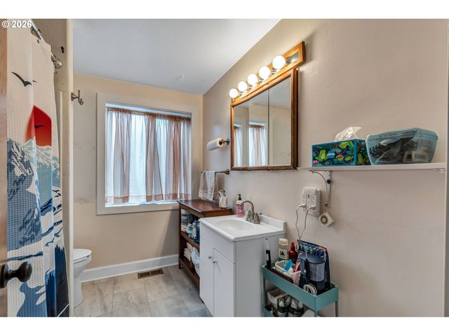 -1 Se MAIN St, Portland, OR 97215