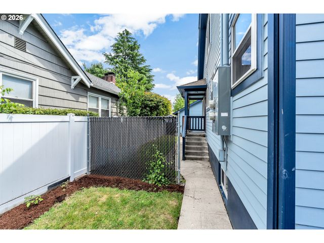 -1 Se MAIN St, Portland, OR 97215