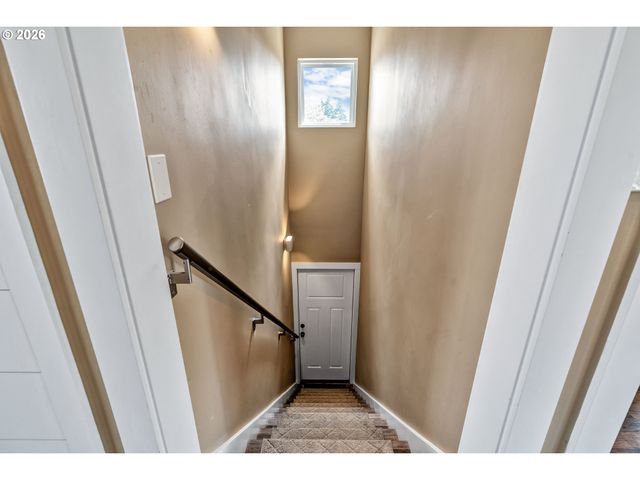 -1 Se MAIN St, Portland, OR 97215