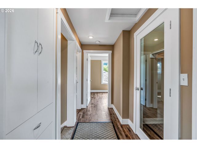 -1 Se MAIN St, Portland, OR 97215
