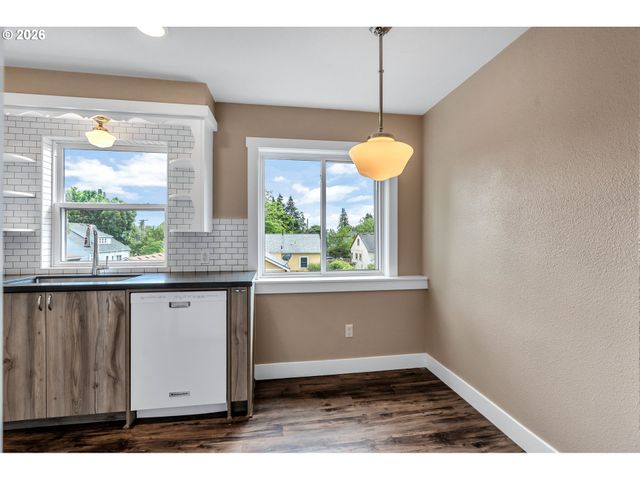 -1 Se MAIN St, Portland, OR 97215