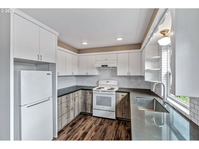 -1 Se MAIN St, Portland, OR 97215
