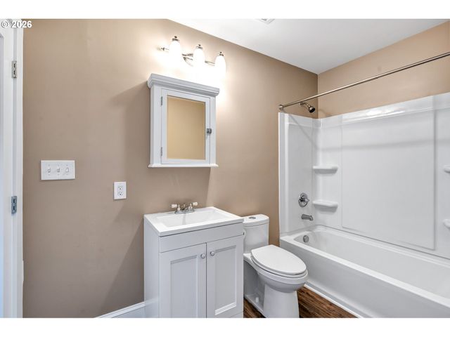 -1 Se MAIN St, Portland, OR 97215