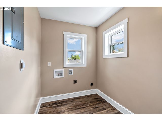 -1 Se MAIN St, Portland, OR 97215
