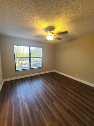 1517 Lake Crystal Drive E, West Palm Beach, FL 33411