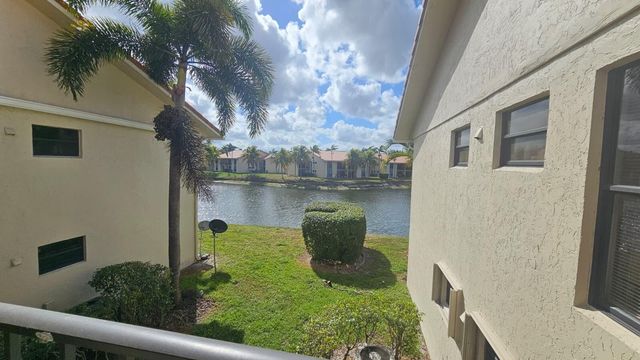 1517 Lake Crystal Drive E, West Palm Beach, FL 33411