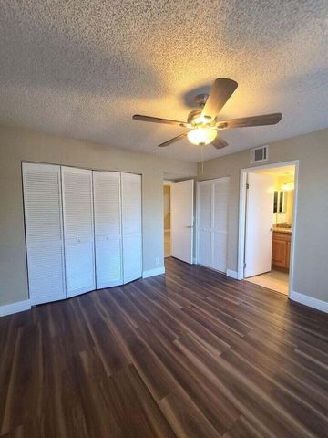 1517 Lake Crystal Drive E, West Palm Beach, FL 33411