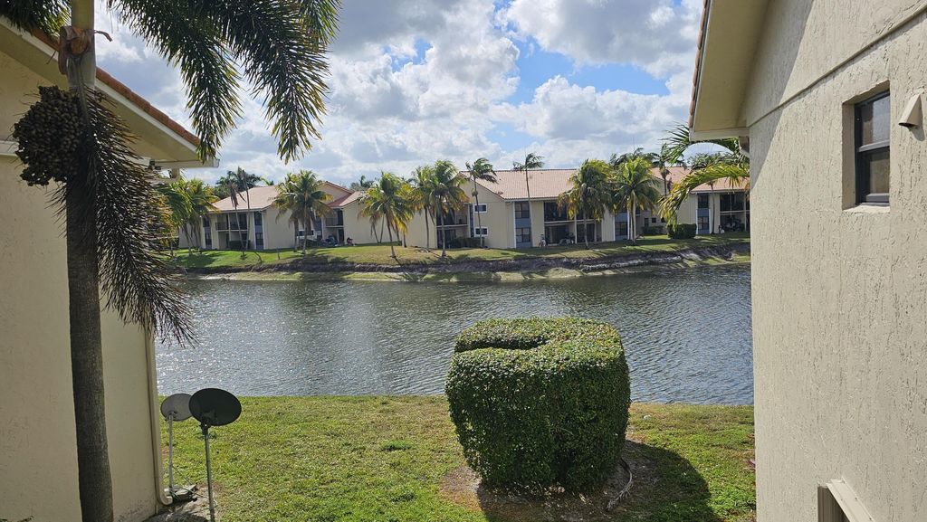 1517 Lake Crystal Drive E, West Palm Beach, FL 33411