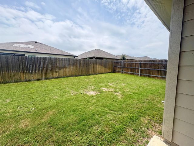180 Pivot DR, Taylor, TX 76574