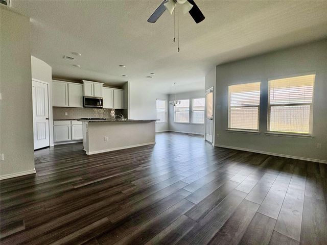 180 Pivot DR, Taylor, TX 76574