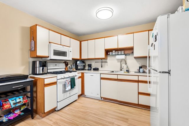 84 Tennis Plaza Rd 33, Dracut, MA 01826