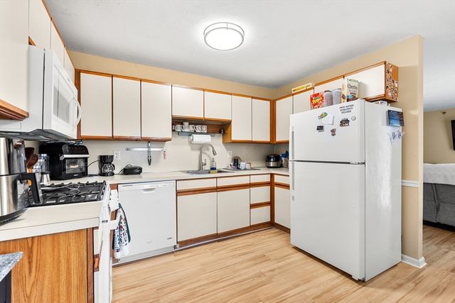 84 Tennis Plaza Rd 33, Dracut, MA 01826