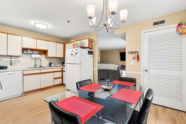 84 Tennis Plaza Rd 33, Dracut, MA 01826