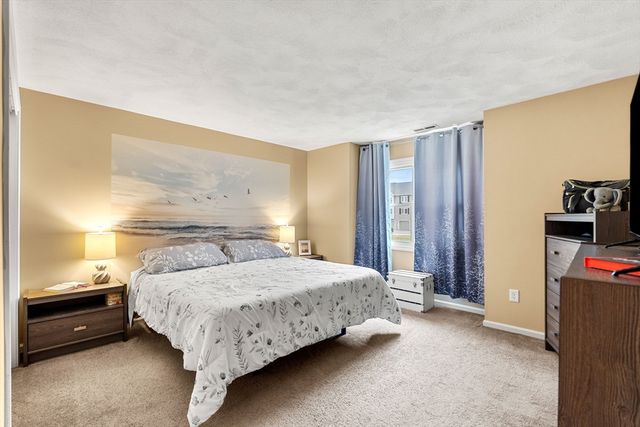 84 Tennis Plaza Rd 33, Dracut, MA 01826