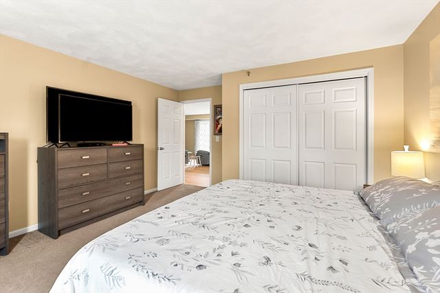 84 Tennis Plaza Rd 33, Dracut, MA 01826