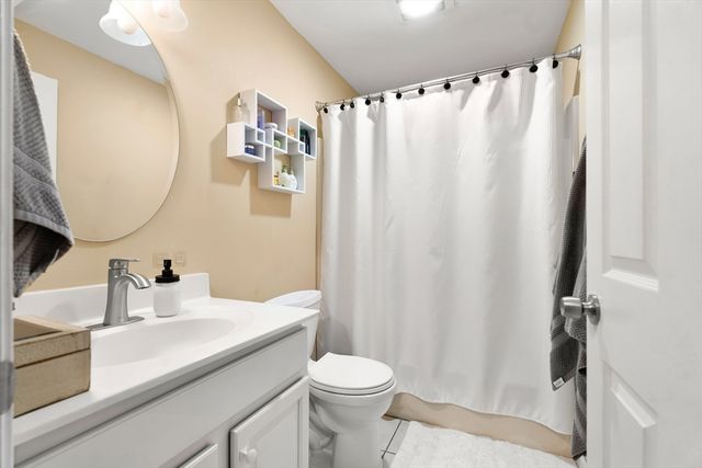 84 Tennis Plaza Rd 33, Dracut, MA 01826