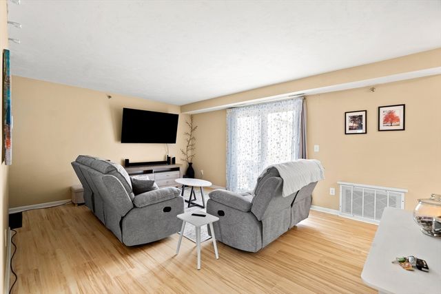 84 Tennis Plaza Rd 33, Dracut, MA 01826