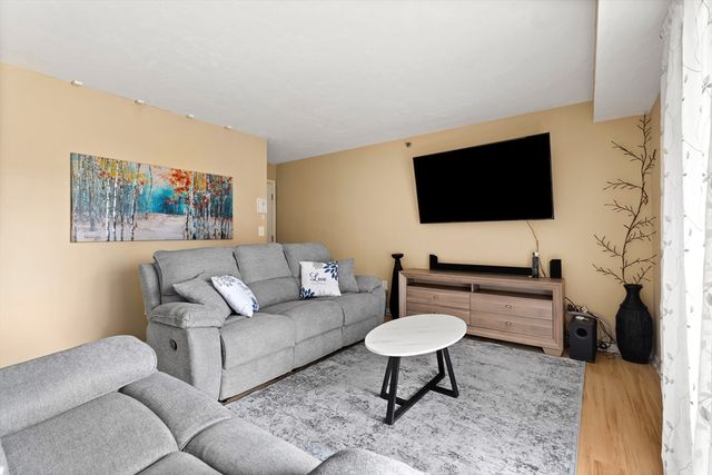 84 Tennis Plaza Rd 33, Dracut, MA 01826