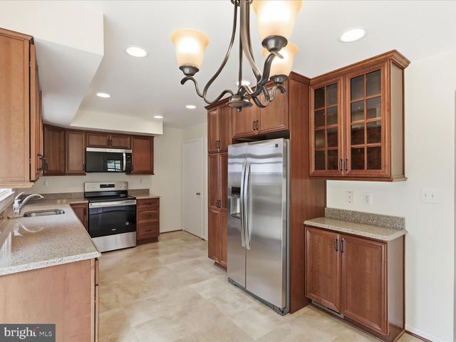6800 SYDENSTRICKER RD, Springfield, VA 22152