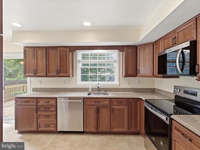6800 SYDENSTRICKER RD, Springfield, VA 22152