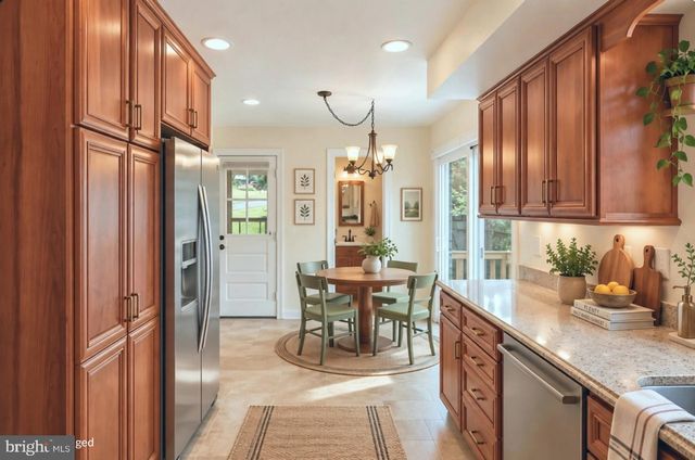 6800 SYDENSTRICKER RD, Springfield, VA 22152
