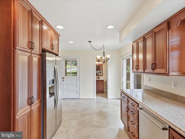 6800 SYDENSTRICKER RD, Springfield, VA 22152