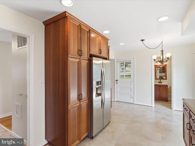 6800 SYDENSTRICKER RD, Springfield, VA 22152
