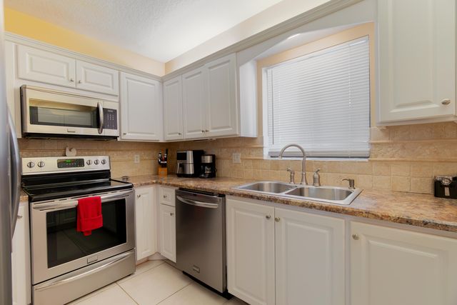 12524 SHORELINE Drive 302, Wellington, FL 33414