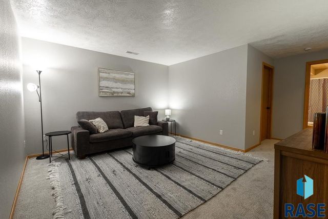 4421 E 38th St Street, Sioux Falls, SD 57103