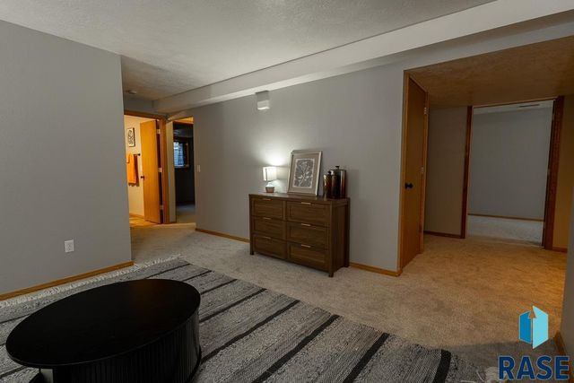 4421 E 38th St Street, Sioux Falls, SD 57103