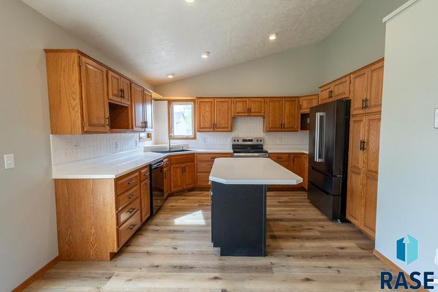 4421 E 38th St Street, Sioux Falls, SD 57103