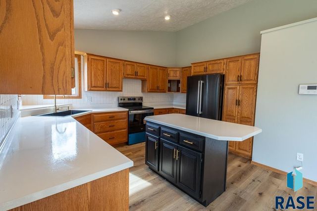 4421 E 38th St Street, Sioux Falls, SD 57103