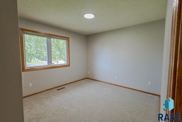4421 E 38th St Street, Sioux Falls, SD 57103