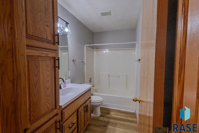 4421 E 38th St Street, Sioux Falls, SD 57103