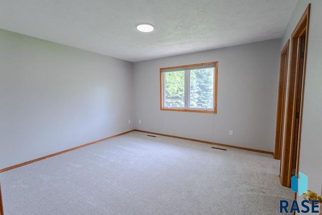4421 E 38th St Street, Sioux Falls, SD 57103
